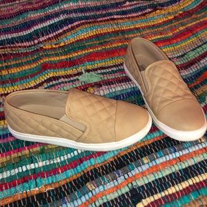 Steve Madden zaander slip ons beige size 7